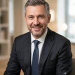 Портрет уверенного бизнесмена компании АгроБеларус Техника на нейтральном фоне в студийном освещении