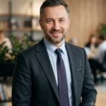Портрет уверенного бизнесмена компании АгроБеларус Техника на нейтральном фоне в студийном освещении