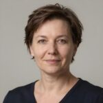 Портрет уверенного бизнесмена компании АгроБеларус Техника на нейтральном фоне в студийном освещении