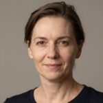 Портрет уверенного бизнесмена компании АгроБеларус Техника на нейтральном фоне в студийном освещении